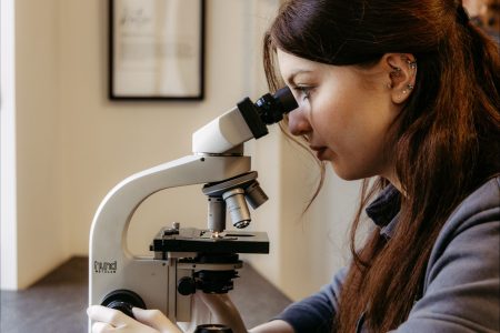 Mitarbeiterin Mikroskop (1)